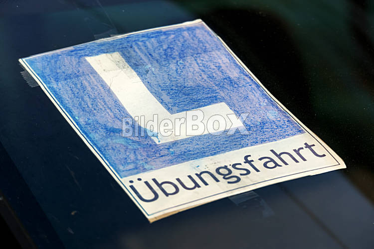 Schild für L-Übungsfahrt - Bilderbox Bildagentur GmbH