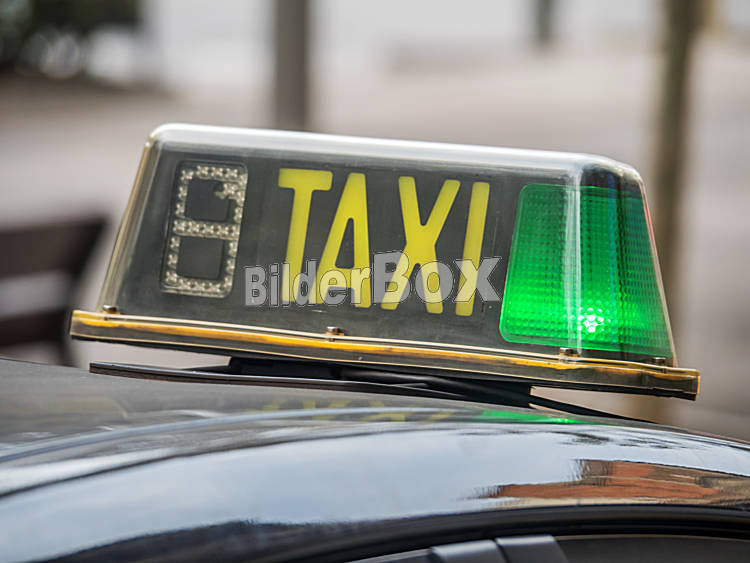 Taxi Schild auf Auto - Bilderbox Bildagentur GmbH