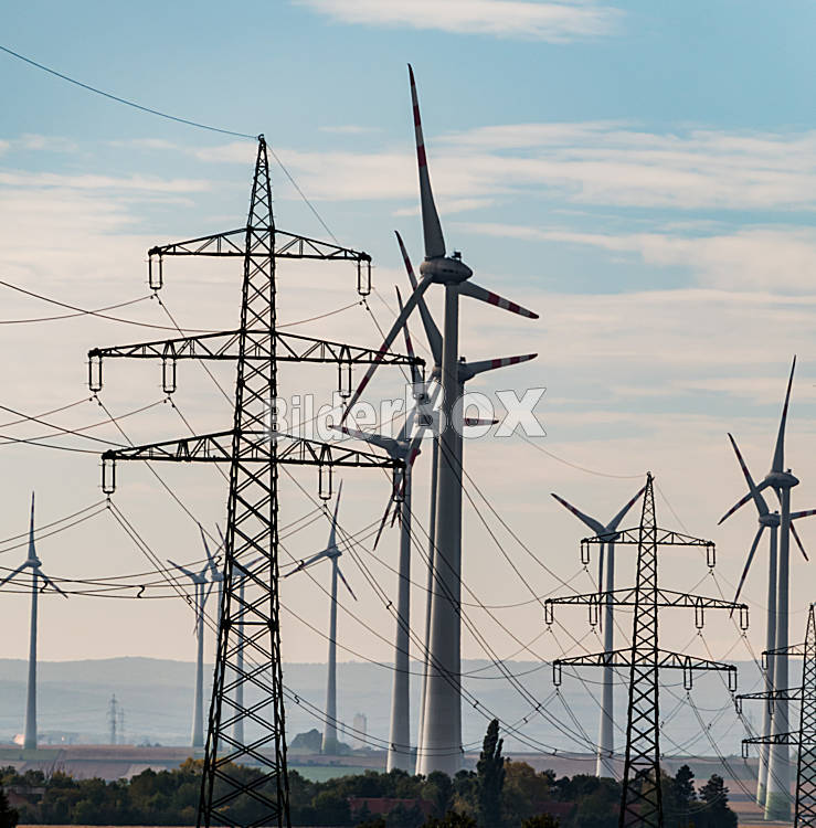 Windrad für CO2 freie Strom Erzeugung. Alternative Energie Bilderbox