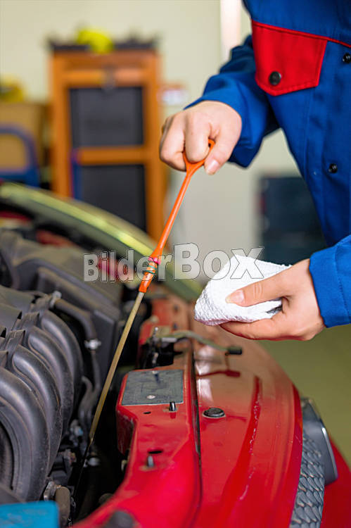 Öldruck im Auto wird gemessen Bilderbox Bildagentur GmbH